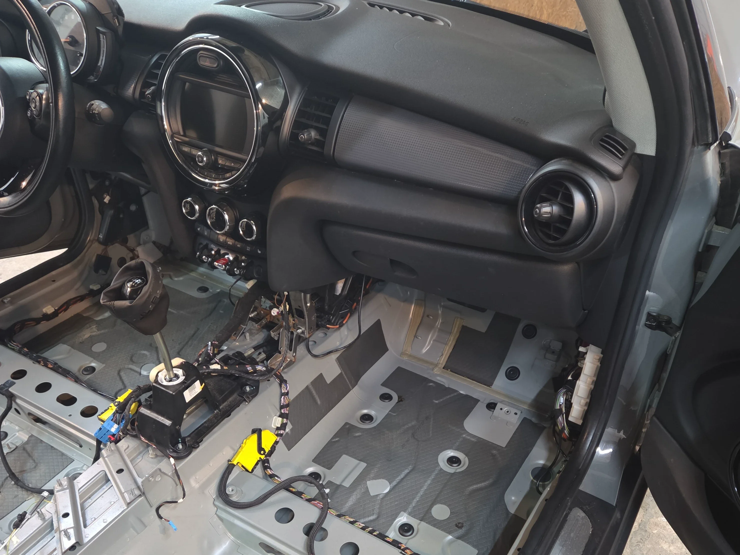 Полная химчистка салона автомобиля в Могилёве - SHARYKAU детейлинг